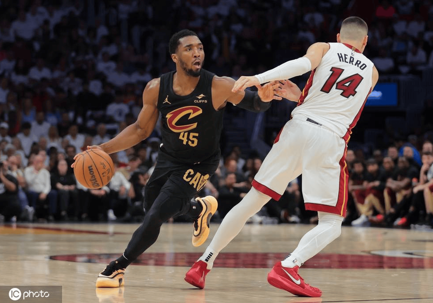 一位球星在比赛中砍下分，率队大胜