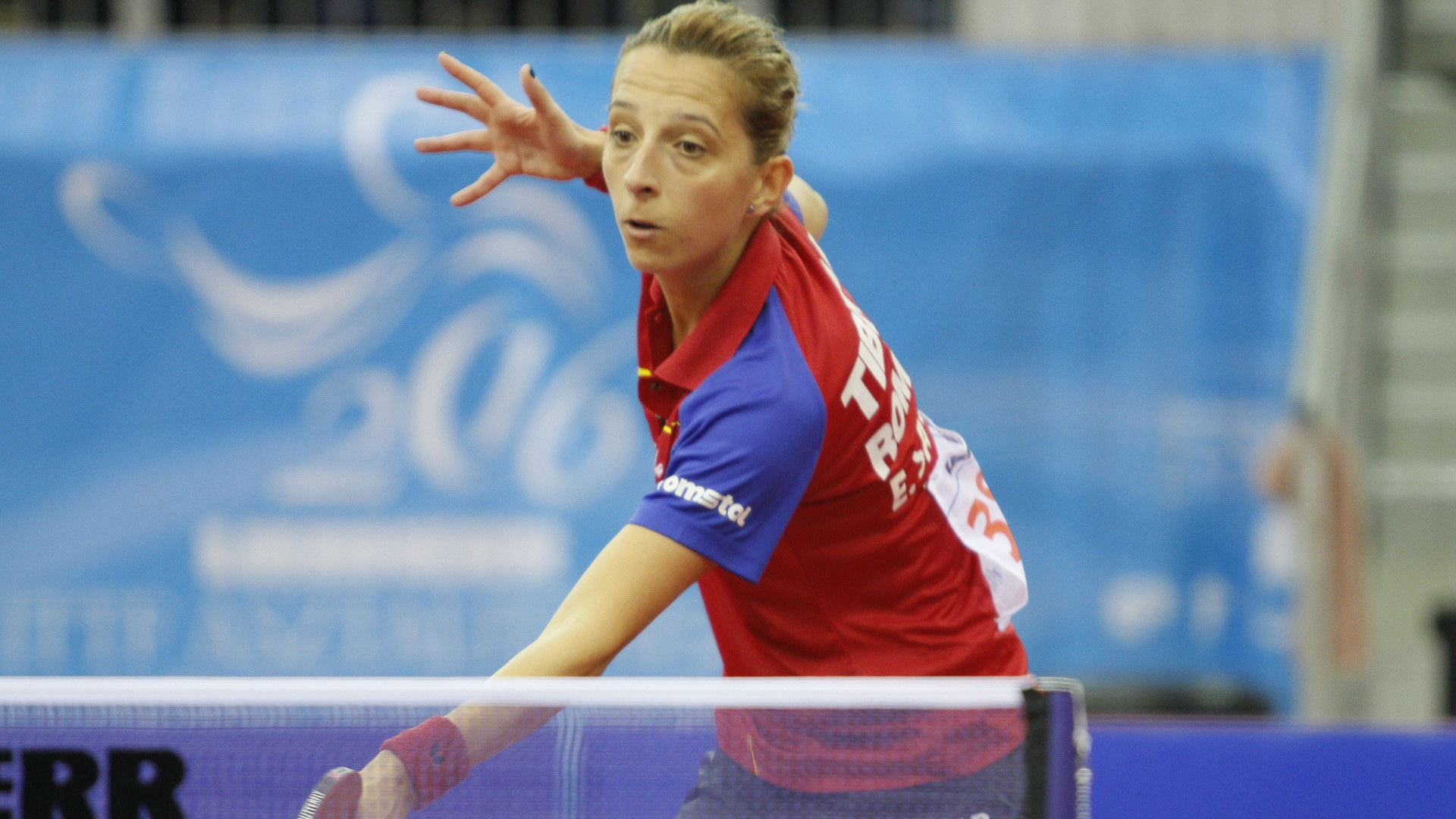 罗马尼亚选手科斯明·埃德尔在游泳比赛中披荆斩棘的简单介绍