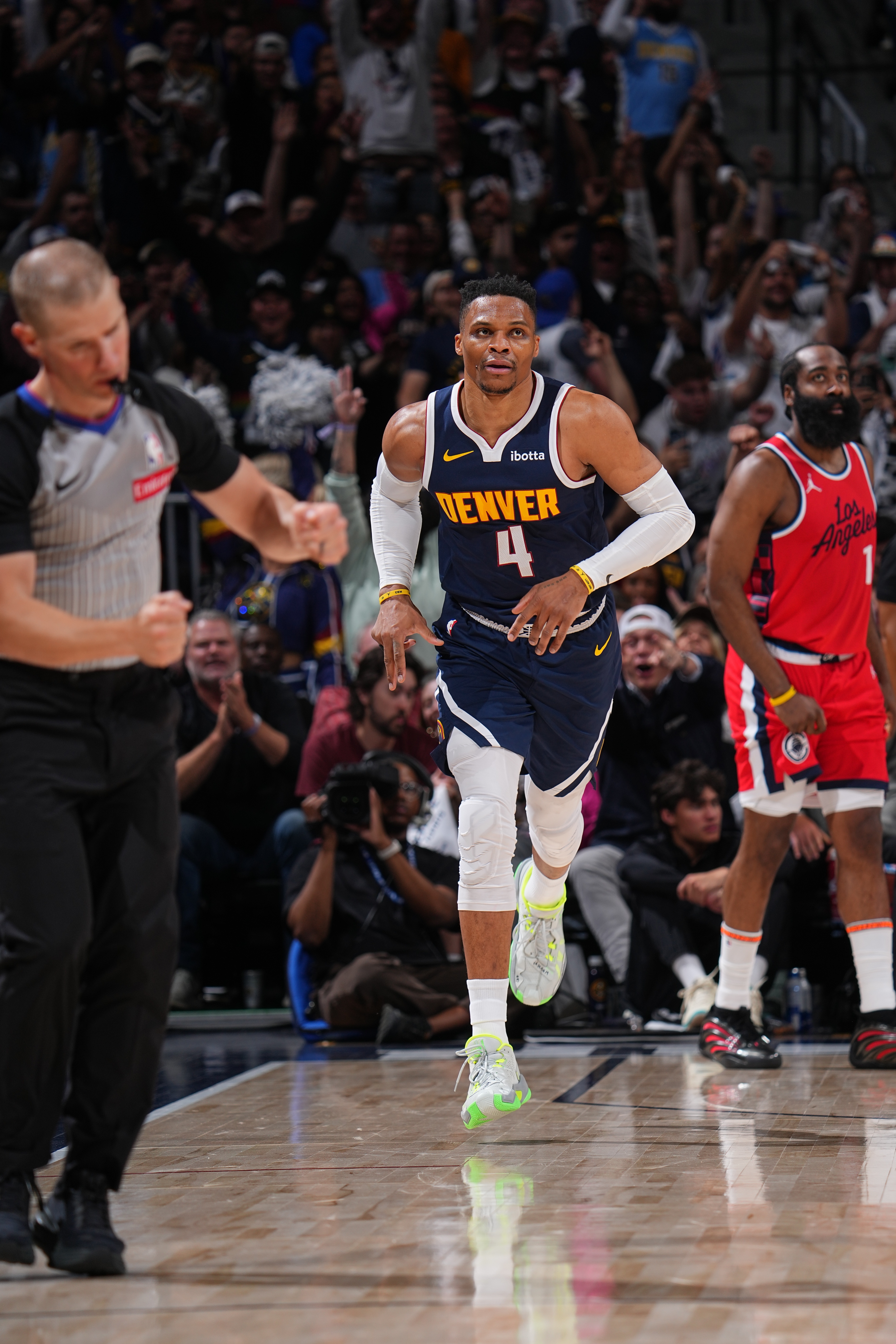 76人横扫掘金,布伦森状态火热 76人横扫掘金,布伦森状态火热